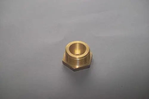 Messing-Gasdüse mit innerem Gewinde, hexagonaler Unterseite, auf grauem Hintergrund, geeignet für Anwendungen mit Brötje-Produkten.