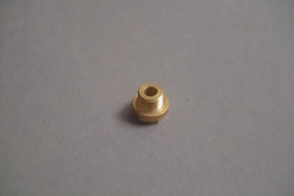Brass fitting von Brötje, zylindrisch mit einem zentralen Loch, für Gasanwendungen geeignet. Auf einer grauen Unterlage abgebildet.