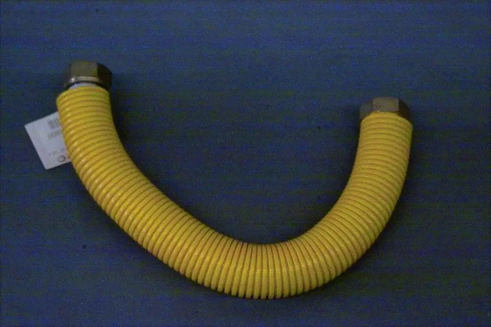 Gelbfarbener flexibler Gasschlauch mit zwei Gewindeanschlüssen, deutlich erkennbar als Produkt der Marke Brötje.