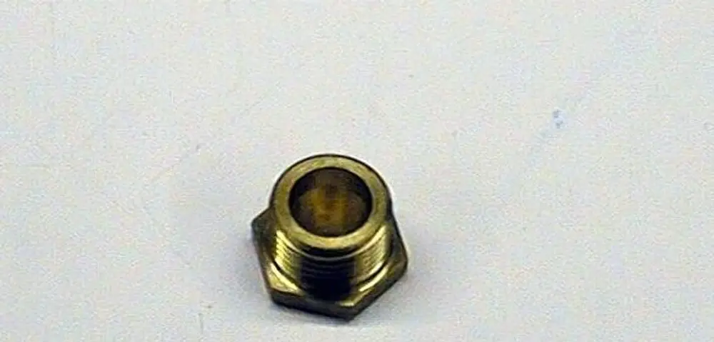 Brötje Gasdüse aus Messing, sechskantig mit Innengewinde und Öffnung, auf hellem Hintergrund.