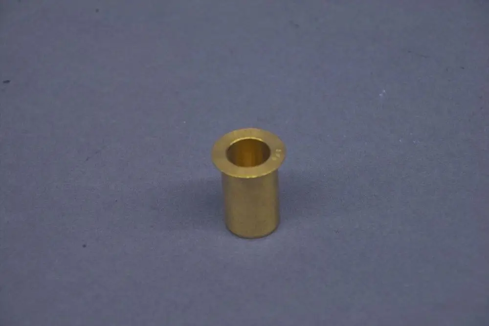 Langlebiger, zylindrischer Metallzubehörteil aus Messing, möglicherweise für Heizsysteme von Brötje, auf grauem Untergrund platziert.