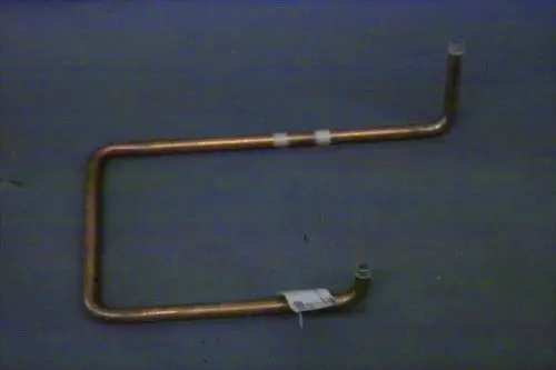 Kupferrohr mit gebogenen Enden, möglicherweise zur Verwendung in Heizsystemen. Produkt von Brötje, passend zu spezifischen technischen Anwendungen.