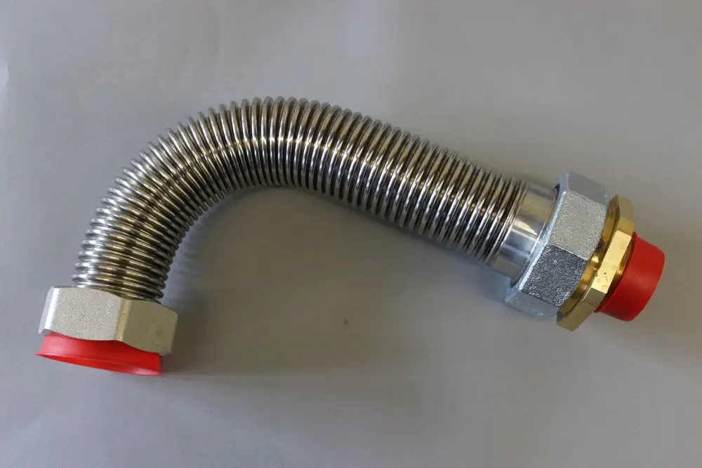 Flexibler Metall-Gasschlauch mit doppelt gewickeltem Design und einem Anschluss mit rotem Abdeckstopfen, hergestellt von Brötje.