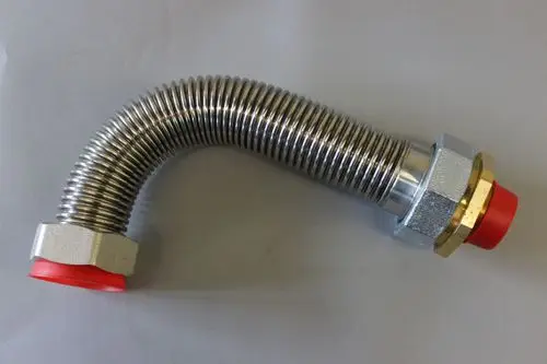 Flexibler Metall-Gasschlauch mit doppelt gewickeltem Design und einem Anschluss mit rotem Abdeckstopfen, hergestellt von Brötje.