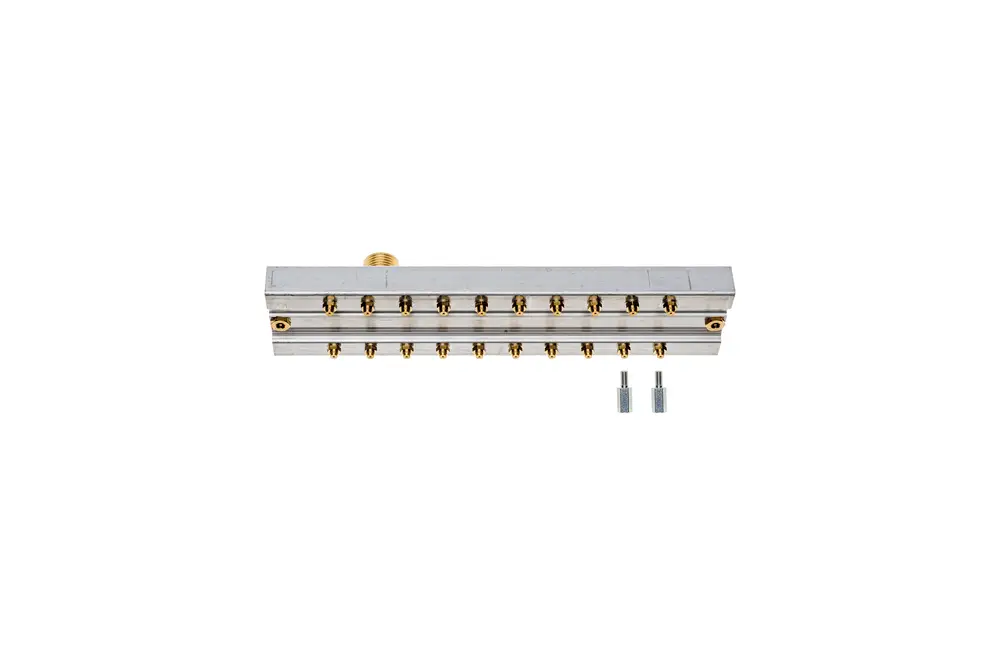 Düsenplatte von Brötje mit mehreren Anschlüssen, geeignet für Gasgeräte, in einem grauen Metallgehäuse mit goldfarbenen Kontakten und zwei zusätzlichen Befestigungselementen.