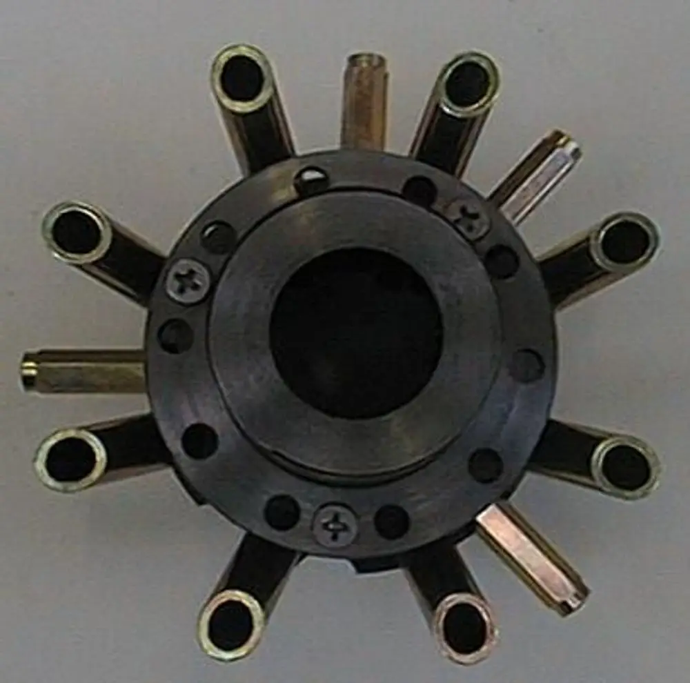Gasverteiler mit mehreren Ausgängen und zentralem Anschluss, hergestellt von Brötje. Das Produkt ist schwarz und metallisch, mit einzelnen Rohren, die symmetrisch angeordnet sind.