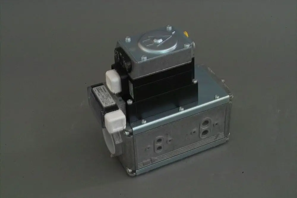 Gasregelventil der Marke Brötje mit schwarzem Gehäuse, Montagesockel und elektrischen Anschlüssen, auf grauem Hintergrund.
