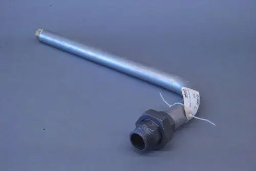 Gasanschlussrohr mit einer gebogenen Form und einem Anschlussgewinde, hergestellt von Brötje. Das Rohr zeigt eine metallische Oberfläche und enthält ein Etikett.