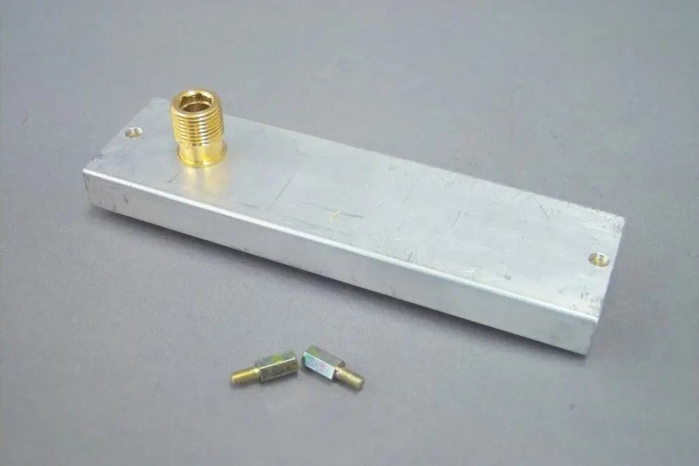 Düsenplatte aus Aluminium mit goldfarbenem Anschluss und zwei beiliegenden Verbindungselementen, geeignet für Brötje Systeme.