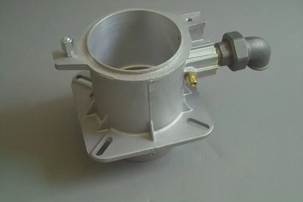 Gasanschluss von Brötje, aus Aluminium mit Anschluss für Rohre. Gekennzeichnet durch eine runde Öffnung und mehrere Befestigungslöcher an der Basis.