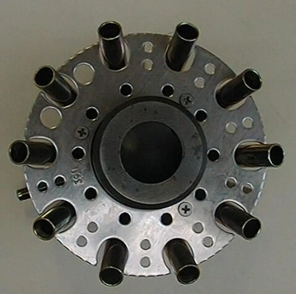 Gasverteiler mit mehreren Rohranschlüssen und Löchern zur Befestigung, hergestellt von Brötje. Das Produkt hat eine runde Form und besteht aus Metall.