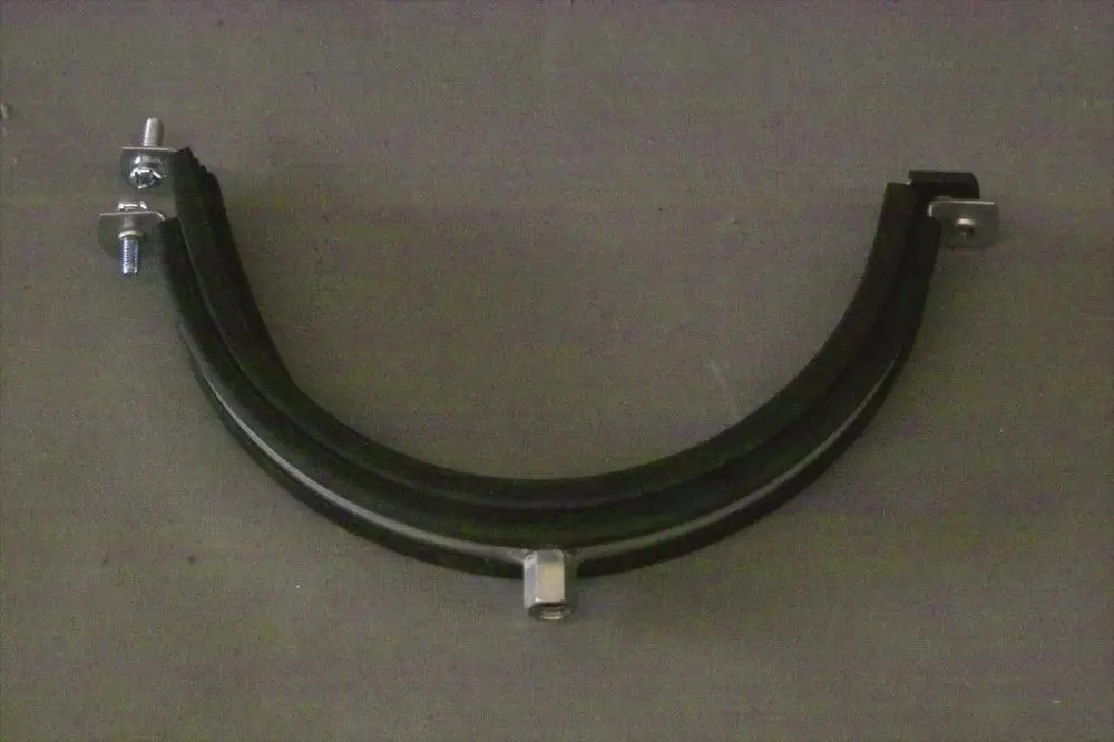Schelle zur Befestigung eines Abgasrohrs, gefertigt aus Metall mit zwei Schrauben und Halterungen. Eignet sich für Anwendungen wie bei der Marke Brötje.