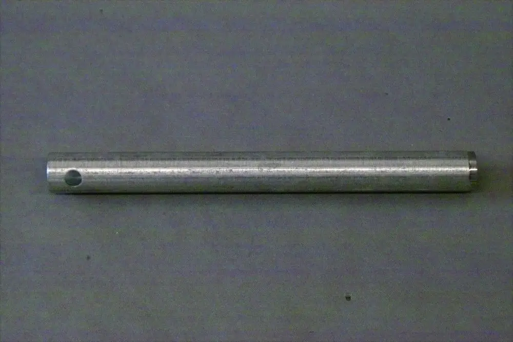 Edelstahlrohr mit Durchmesser und einer seitlichen Bohrung. Produkt von Brötje, geeignet für Heizungsanlagen und Gasinstallationen.