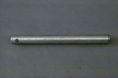 Edelstahlrohr mit Durchmesser und einer seitlichen Bohrung. Produkt von Brötje, geeignet für Heizungsanlagen und Gasinstallationen.