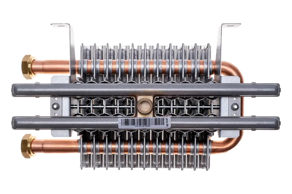 Brötje Brenner mit geprägten Metallfinnen und Kupferrohren, zur Montage in Heizsystemen, ermöglicht Gasverbrennung für Wärmeversorgung.