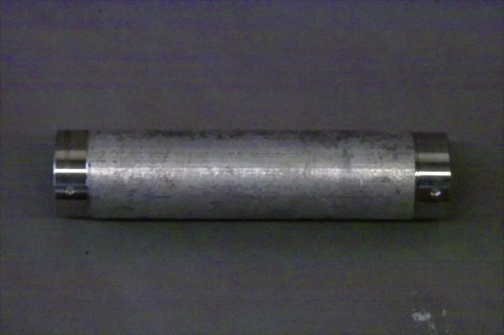 Metallisches Gasrohr mit beiden Enden aus Edelstahl. Oberfläche zeigt Abnutzungserscheinungen. Zur Verwendung im Zusammenhang mit Brötje Heizsystemen.