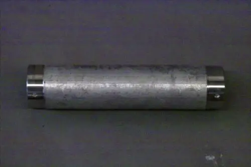 Metallisches Gasrohr mit beiden Enden aus Edelstahl. Oberfläche zeigt Abnutzungserscheinungen. Zur Verwendung im Zusammenhang mit Brötje Heizsystemen.