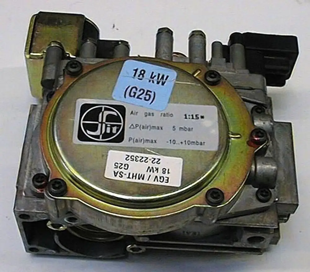 Gasventil mit Anschlussmöglichkeiten, Etikett mit technischen Angaben. Zu sehen sind Angaben zur Gasart und Druckparameter, produziert von Brötje.