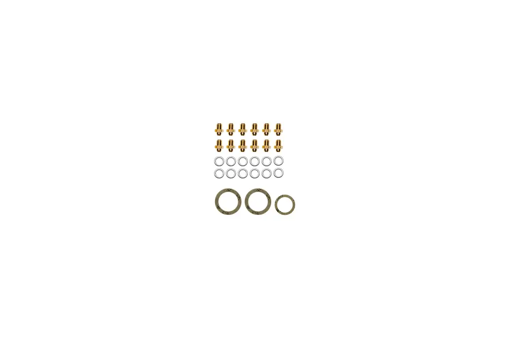 Brötje Zubehöre in Gold und Silber, bestehend aus verschiedenen Bauteilen wie Schrauben, Unterlegscheiben und Dichtungen, auf weißem Hintergrund angeordnet.