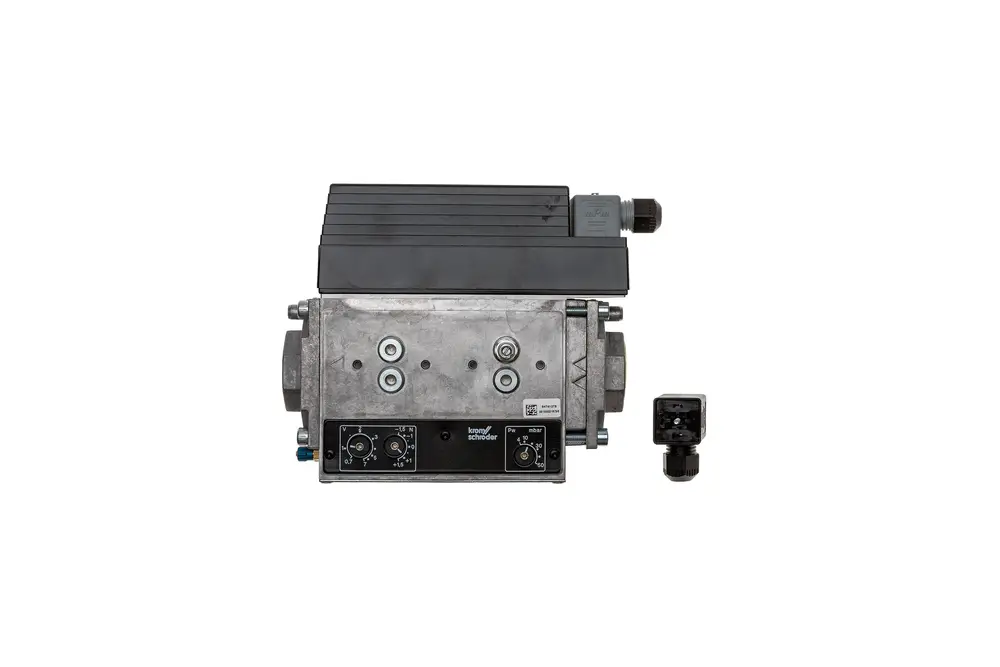 Gasregelventil von Brötje mit mehreren Anschlüssen und Steuerungselementen. Das Gehäuse ist aus Metall, die Oberseite hat eine schwarze Abdeckung und ein Anschlussmodul.