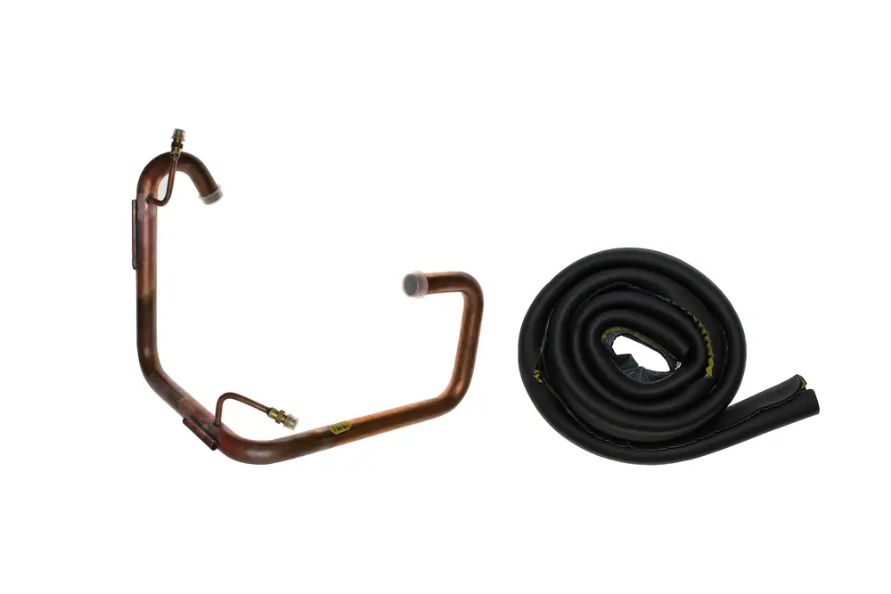Kupferne Sauggasleitung mit zwei Anschlüssen und einem geschlossenen, gewickelten schwarzen Schlauch. Produkt von Brötje.