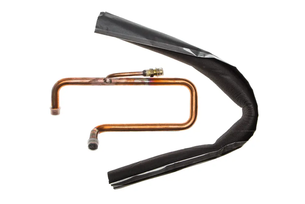 Copper Rohrleitung mit einseitiger Verbindung und Isolierung, möglicherweise für den Einsatz in Heizungs- oder Klimaanlagen, hergestellt von Brötje.