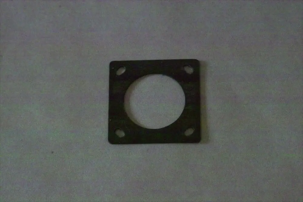 Schwarze Dichtung mit quadratischer Form und rundem Ausschnitt, ausgestattet mit vier Befestigungslöchern, geeignet für Anwendungen im Venturi-Gasrohr, Marke Brötje.