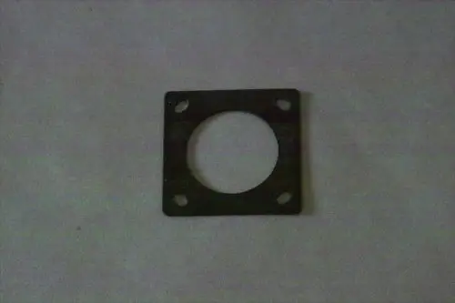 Schwarze Dichtung mit quadratischer Form und rundem Ausschnitt, ausgestattet mit vier Befestigungslöchern, geeignet für Anwendungen im Venturi-Gasrohr, Marke Brötje.
