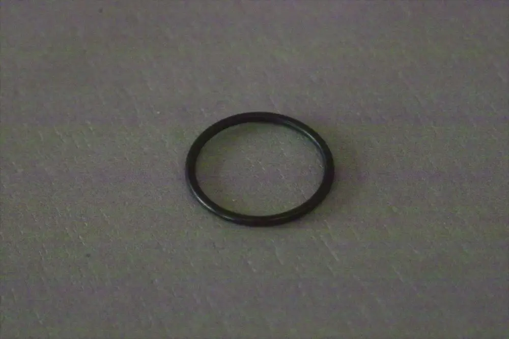 Schwarzer O-Ring auf einem hellen Untergrund. Das Produkt könnte in Gasverschraubungen verwendet werden, wie sie in Anwendungen von Brötje vorkommen.