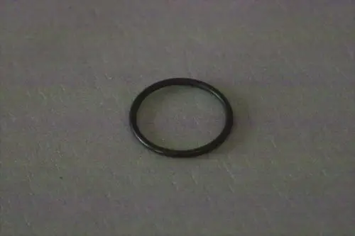 Schwarzer O-Ring auf einem hellen Untergrund. Das Produkt könnte in Gasverschraubungen verwendet werden, wie sie in Anwendungen von Brötje vorkommen.