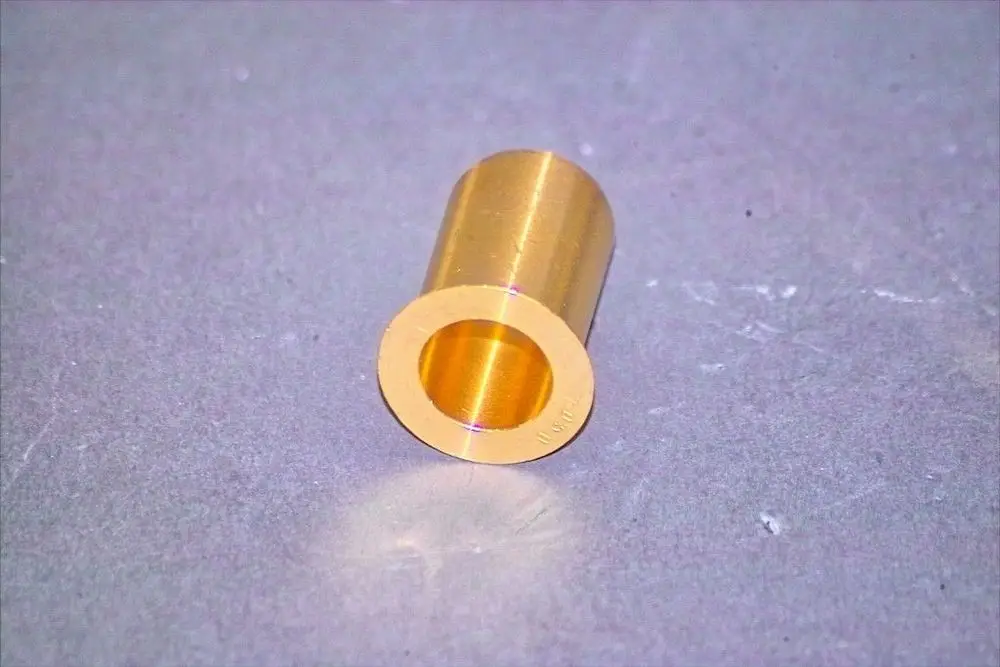 Messingdüse von Brötje, zylindrische Form mit einem Öffnungsdurchmesser, auf grauem Untergrund platziert.