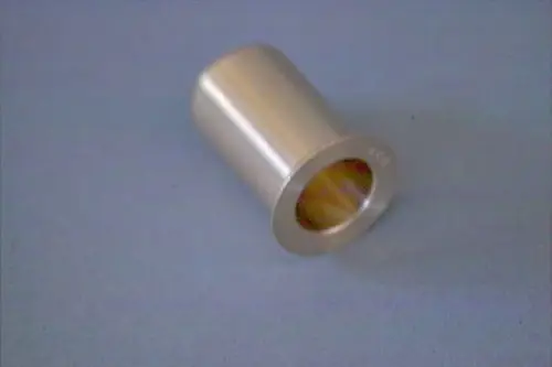Metallische Düse auf glattem Hintergrund. Die Düse hat einen zylindrischen Körper mit einer offenen Vorderseite und ist möglicherweise für Anwendungen von Brötje konzipiert.