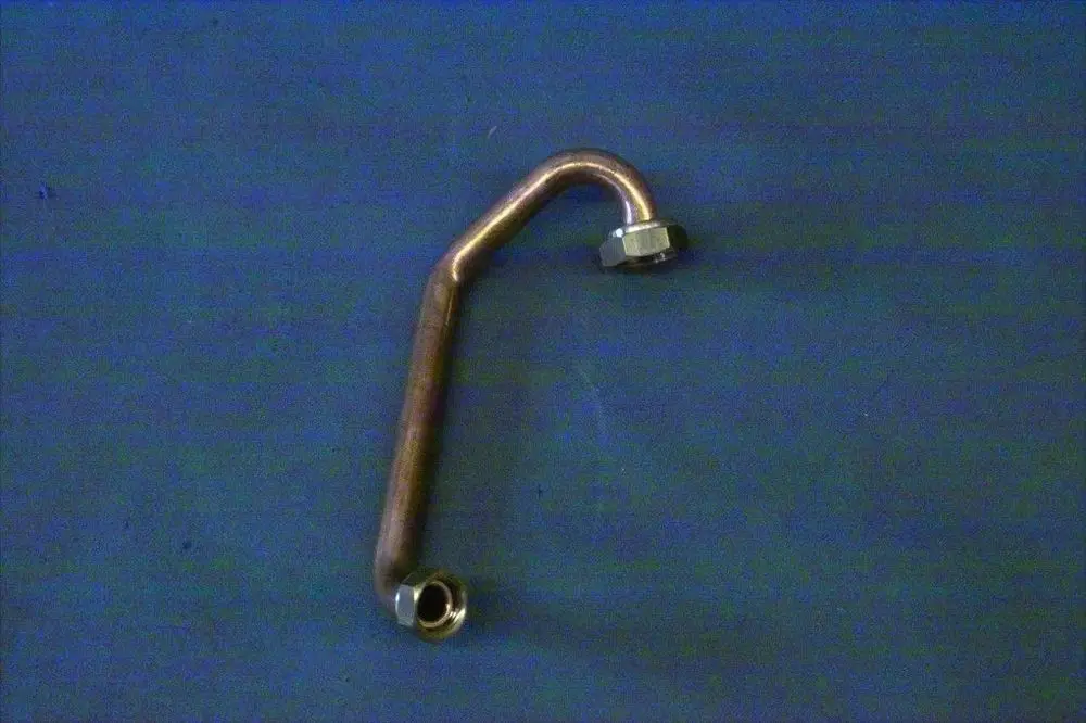 Gasanschlussrohr mit gewinkeltem design, für Brötje Brenner, aus Metall, mit einem Anschlussgewinde auf einer Seite und einem Anschlussstück auf der anderen Seite.