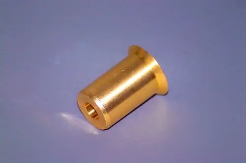 Goldfarbene Düse aus Metall mit einer zylindrischen Form und einer Öffnung in der Mitte, geeignet für Brötje-Geräte.