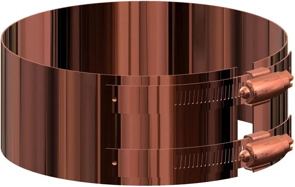Klemmband aus kupferbeschichtetem Edelstahl mit zwei Schrauben und länglichen Öffnungen, gefertigt von ATEC. Verwendbar für Rohrverbindungen in der Haustechnik.