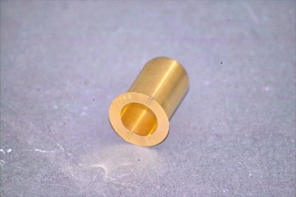 Messingdüse von Brötje, zylindrische Form mit einem offenen Ende. Surface klar, ohne Beschriftung. Geignet für spezifische Anwendungsbereiche im Heizsystem.