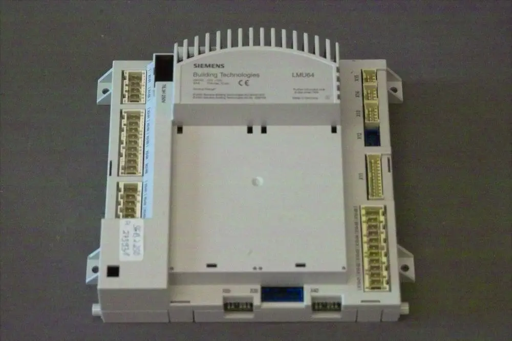 Zentraleinheit von Brötje mit mehreren Anschlussklemmen auf der Vorderseite, Kühlkörper auf der Oberseite, für die Steuerung von Heizungs- und Systemtechniken.