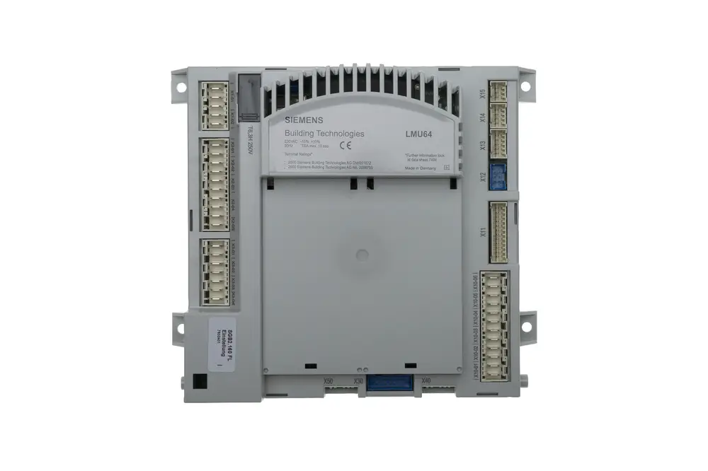 Zentraleinheit mit mehreren Anschlüssen und Beschriftungen, von Brötje, für die Gebäudeautomation. Gehäuse mit Lüftungsschlitzen und Montageoption.