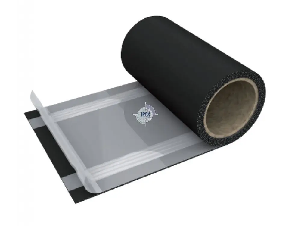 Schwarzer Dacheindichtungsstreifen auf einer Rolle. ATEC-Produkt mit einem transparenten Bereich für die Anwendung.
