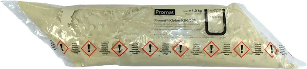 Promat Brandschutzkleber in durchsichtiger Verpackung mit Gefahrensymbolen. Deutlich sichtbare Kennzeichnung der Inhaltsstoffe und Anwendungshinweise.