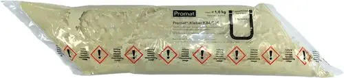 Promat Brandschutzkleber in durchsichtiger Verpackung mit Gefahrensymbolen. Deutlich sichtbare Kennzeichnung der Inhaltsstoffe und Anwendungshinweise.