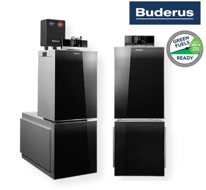 Zwei Buderus Heizkessel in eleganter Bauweise, mit Hocheffizienzpumpe und Umschaltventil für Heizkreis- und wasserseitige Anschlüsse, in schlichten Schwarz- und Grautönen.