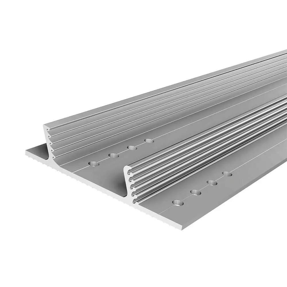 Aluminiumprofil von SL Rack mit gerillter Oberfläche und Durchbrüchen zur Befestigung. Ideal für strukturelle Anwendungen und Montage.