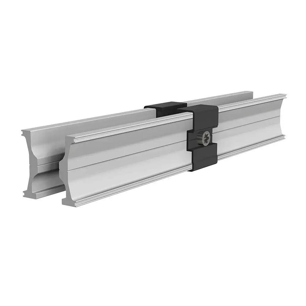 Aluminium-Innenverbinder von SL Rack mit vormontierten Schrauben zur Verbindung von Führungsschienen, zeigt ein schwarzes Verbindungselement zwischen zwei Schienen.