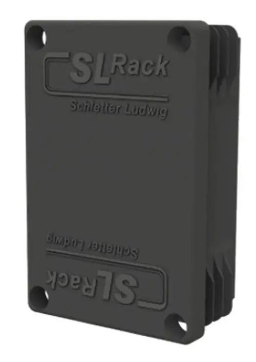 Schwarze Kunststoffkappe mit Prägung „SL Rack“, die für die Abdeckung eines Profils oder einer Schiene dient. Ecken sind abgerundet, zwei Bohrungen zum Befestigen sind vorhanden.