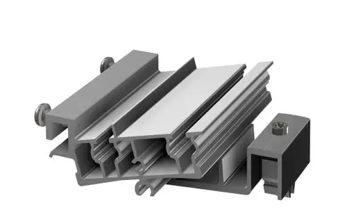 Montierte Aluminiumprofile mit Verbindungselementen, hergestellt von SL Rack, zur Nutzung in Flachdachkonstruktionen.