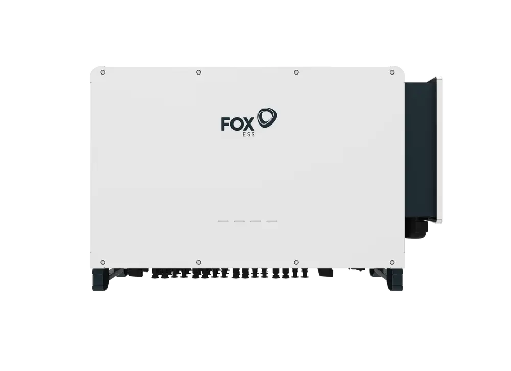 Weißes Gehäuse eines Wechselrichters mit dem Logo von FoxESS. Die Front zeigt Lüftungsschlitze und Anschlussmöglichkeiten für die Energieversorgung.