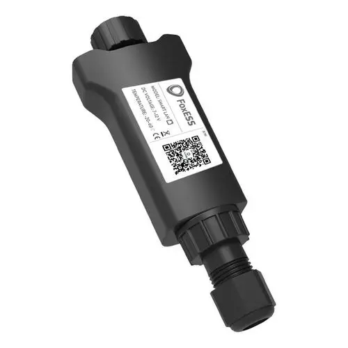 Schwarzer LAN-Dongle mit einem Anschluss und einem QR-Code von der Marke FoxESS. Auf der Oberseite sind Modellinformationen und technische Spezifikationen abgebildet.