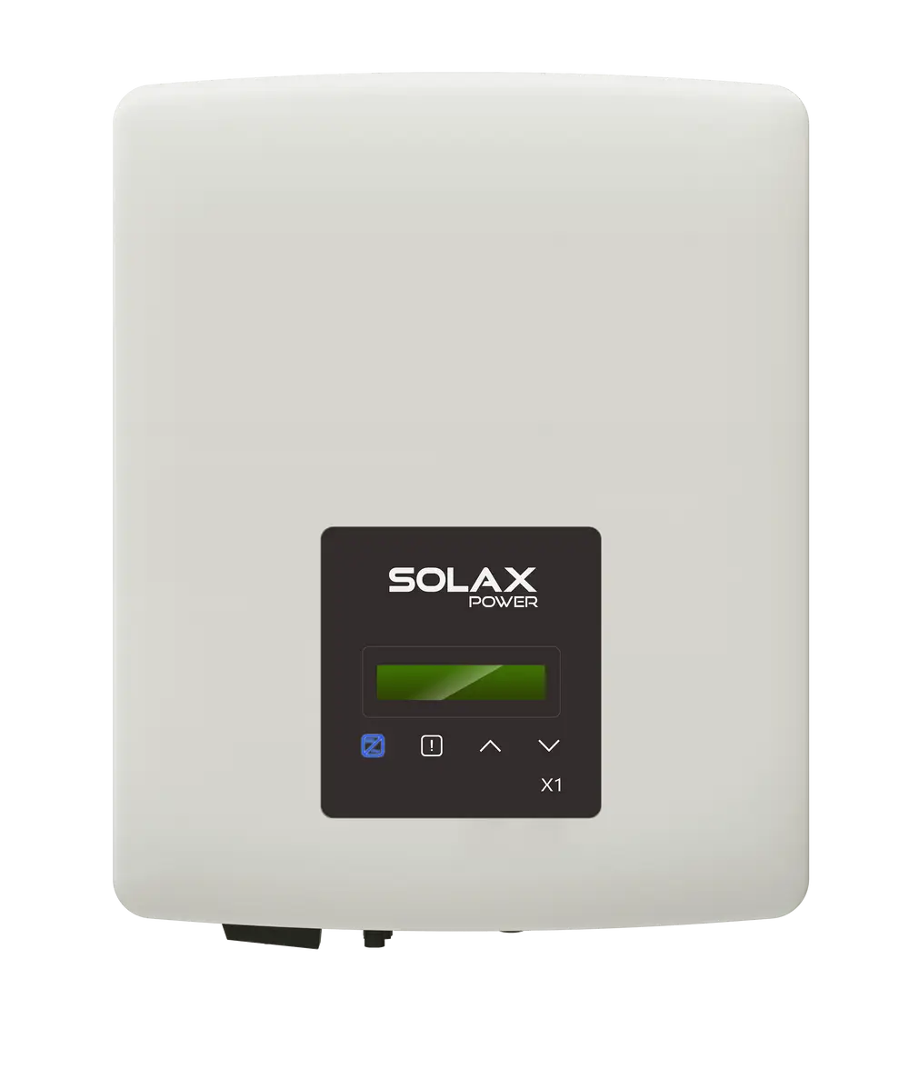 Weißer Solax Wechselrichter mit schwarzem Display und Bedienelementen. Anzeigen zur Stromproduktion und Einstellungen sind sichtbar. Gerät für die Wandmontage konzipiert.
