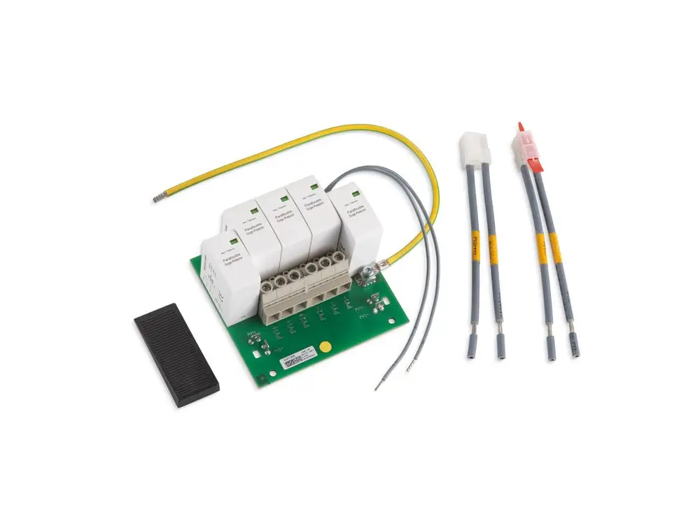 Fronius DC SPD mit mehreren Relais auf einer grünen Platine, verbunden mit Kabeln und einem montierbaren Anschlussblock für elektrische Anwendungen.